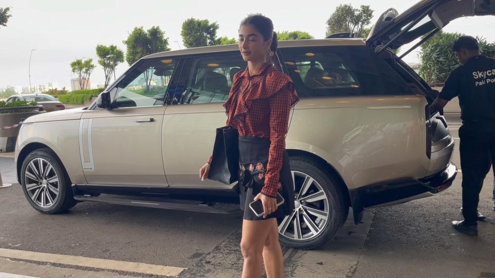pooja-hegde-was-spotted-at-the-airport-flying-out-of-mumbai